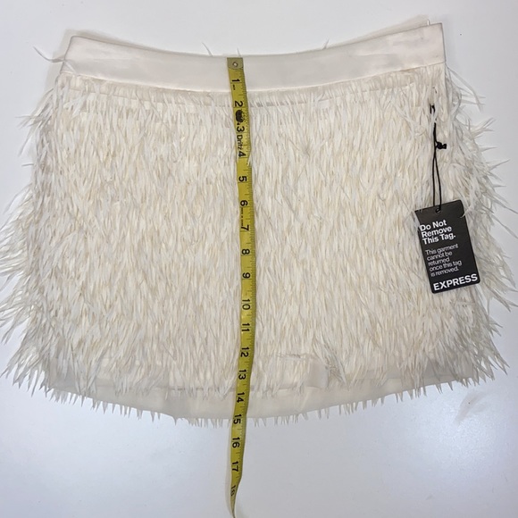 Express l NWT Chiffon Fringe Mini Skirt In Soft Ivory Size 4 - Picture 4 of 10